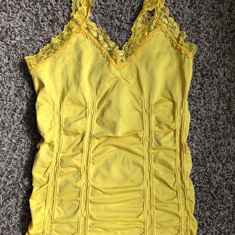 Stretchy slimming yellow lace tank💛☀️